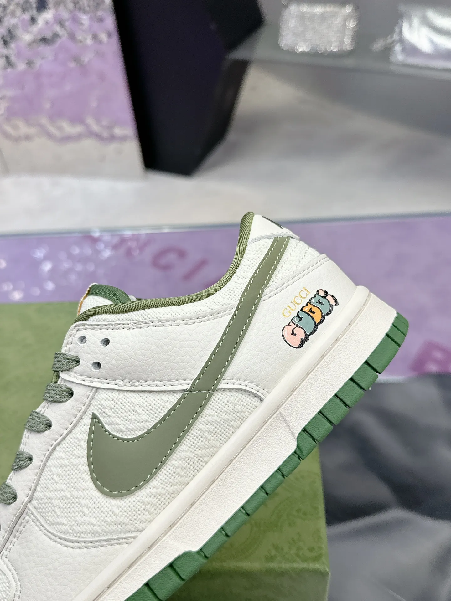 Men's shoes 💰580❤️❤️❤️ Gucci co-branded dunk Nike The latest official model 💓Gucci x Nike Dunk SB series 💓 Produced by Foshan Factory. The shoe body is made of off-white canvas as the main color, with an off-white leather frame overlay, making the shoe very versatile. The tongue is embroidered with yellow Gucci words, and the Swooshb on both sides of the shoe body The logo is embellished with sky blue, and the tongue is made of mesh material, which enhances breathability and is very versatile overall. The word Gucci on the lower side of the heel is decorated in 3D, the mini Nike Swoosh Logo on the side of the toe is embellished with sky blue embroidery, and the yellow Gucci brand name is printed on the heel to highlight the joint identity. Finally, an aged oxidized midsole and a blue outsole complete the overall design. Size: 35-45 Full set of Gucci packaging